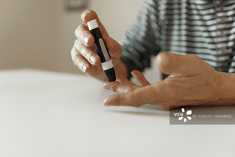 戴血糖仪的男人图片素材