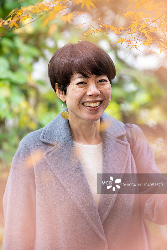 秋叶中的日本女人肖像图片素材