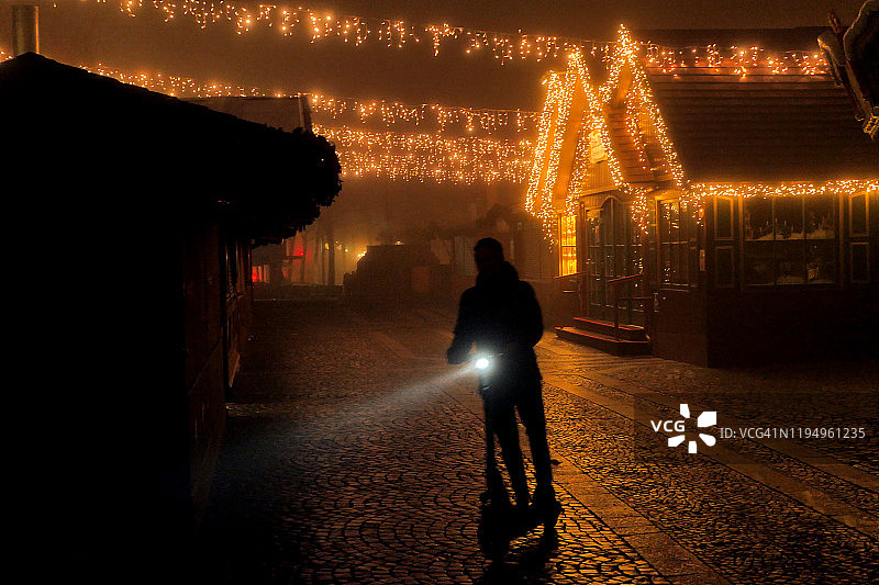 雾中的电动滑板车图片素材