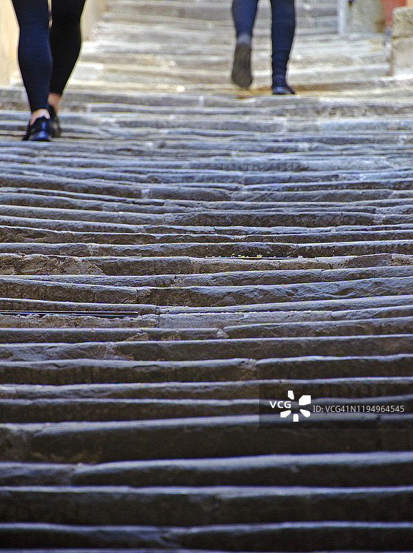 在意大利科尔托纳的乡村台阶上的游客图片素材