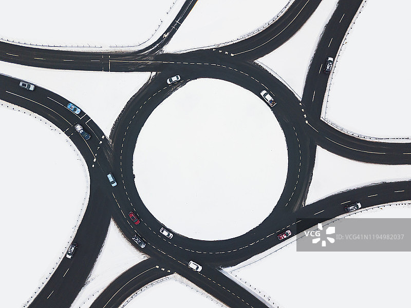 环形路口上的新鲜雪图片素材