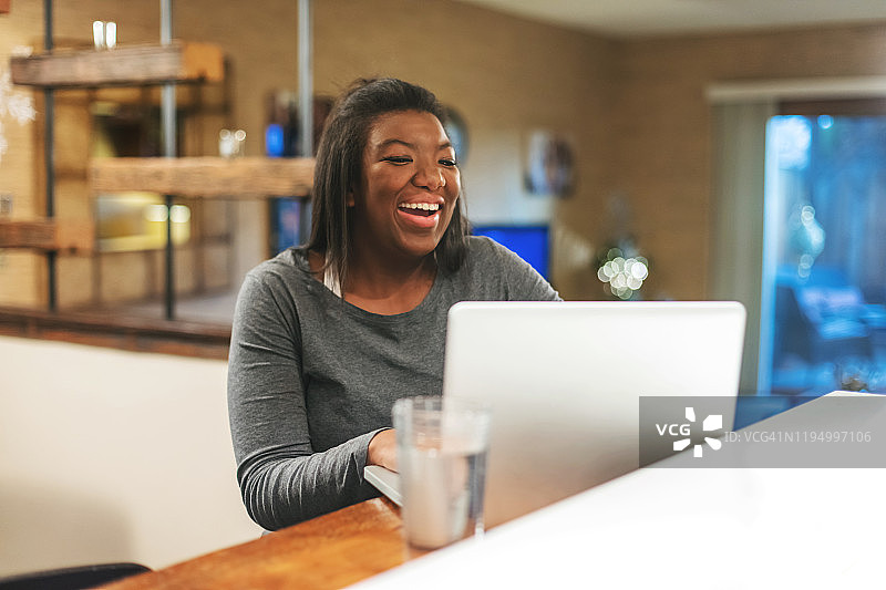 非洲裔Z世代女性在家获取大学资助新闻图片素材