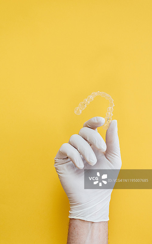 医生手持透明牙齿矫正器图片素材