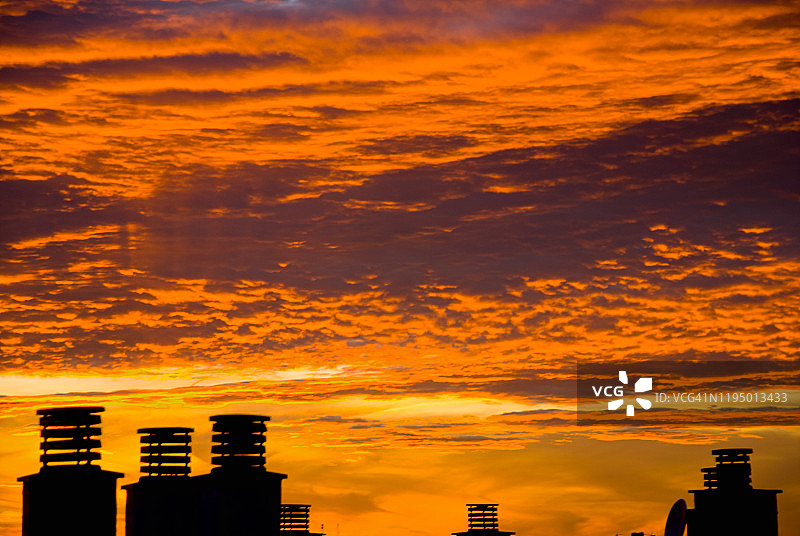 日落和烟囱图片素材
