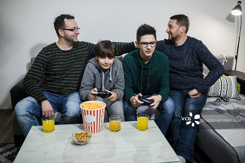 幸福的一家人在家玩电子游戏图片素材