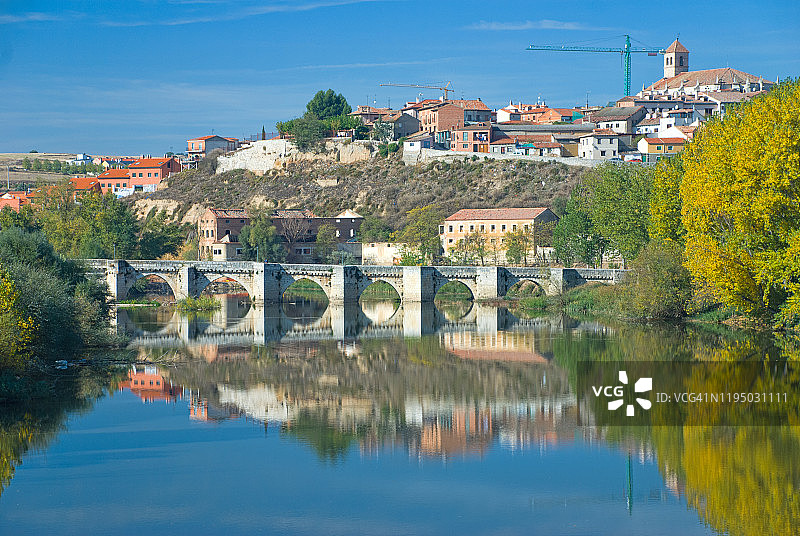 杜罗河上的中世纪桥梁图片素材