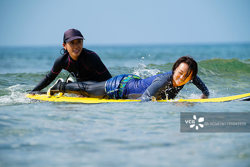 中年妇女在上冲浪课图片素材