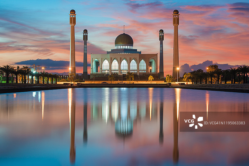 中央清真寺的日落美景图片素材