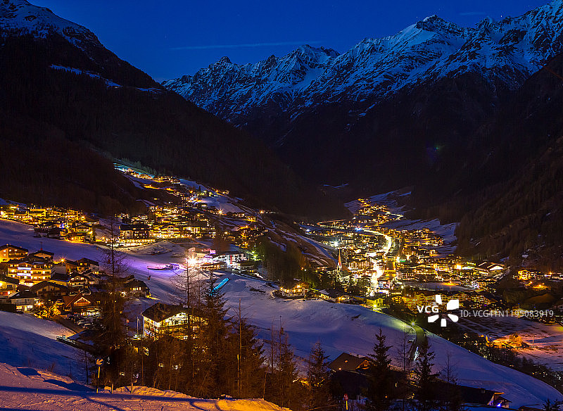 奥地利索尔登滑雪胜地夜景图片素材