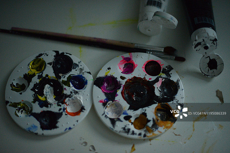 白色背景上的两个水彩调色盘图片素材