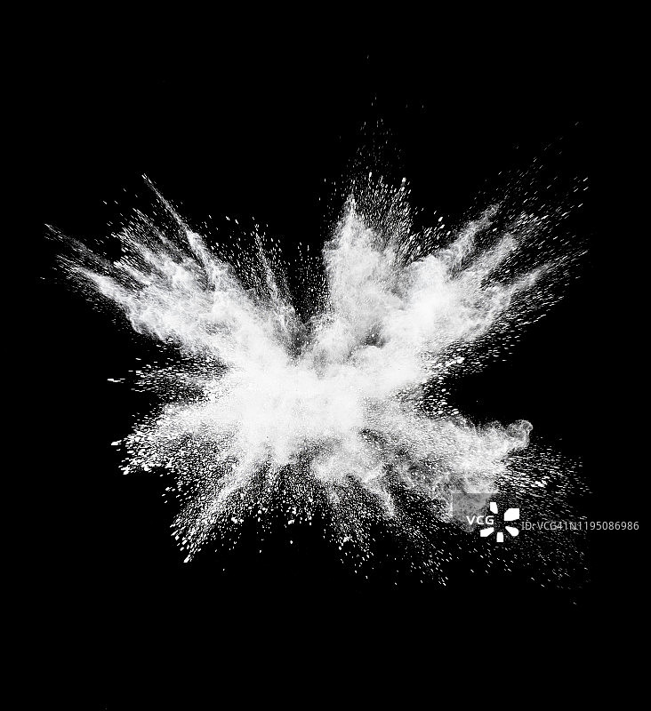 黑色背景上白色粉末颗粒云撞击爆炸图片素材