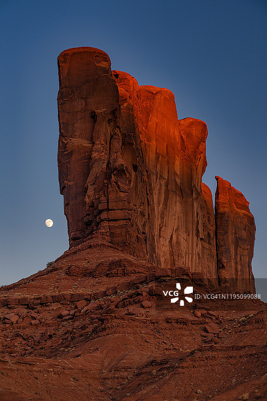 纪念碑谷骆驼峰附近的月升图片素材