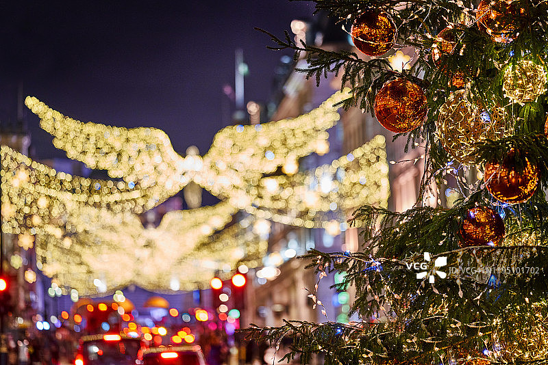 伦敦摄政街下街的圣诞灯饰图片素材