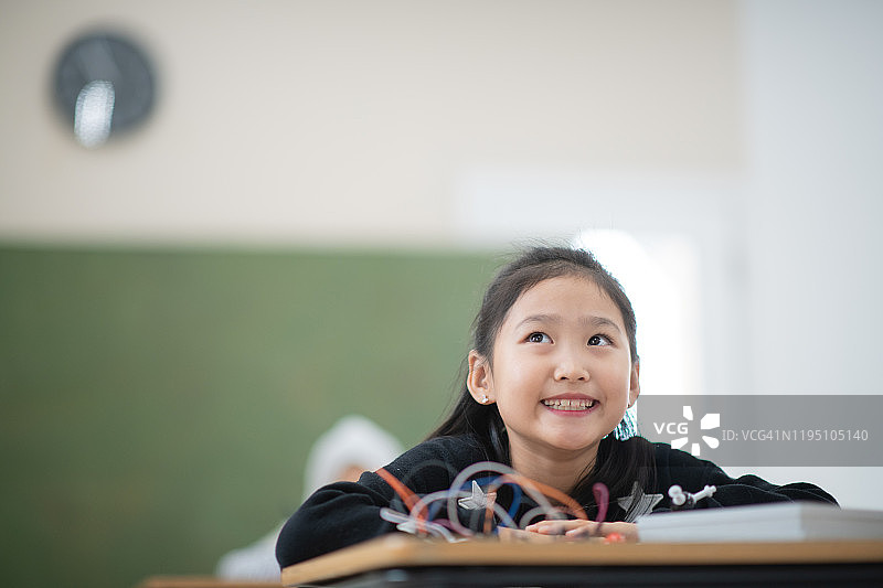 亚洲小学生进行STEM项目图片素材