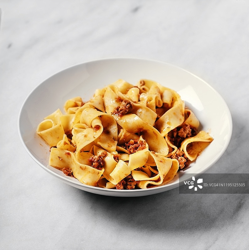 白色背景上的意大利宽面条弓图片素材