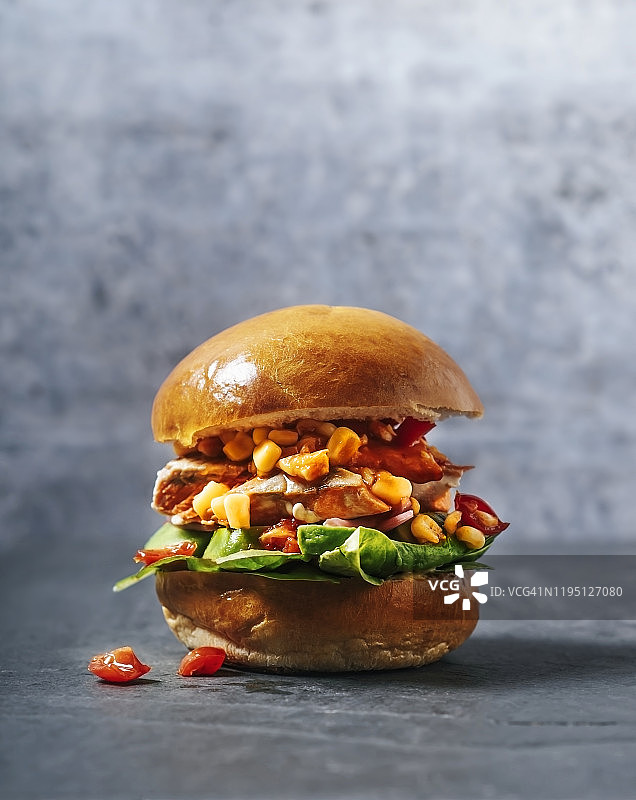 灰色背景上的三文鱼汉堡图片素材
