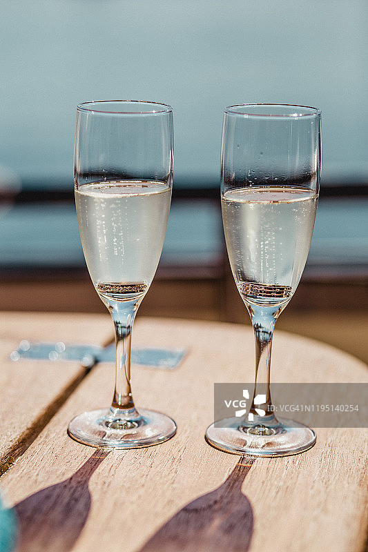 婚礼酒杯和戒指，盛满气泡香槟的婚礼酒杯和戒指图片素材