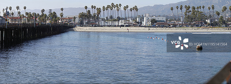 加利福尼亚州圣巴巴拉海岸线和码头全景图片素材