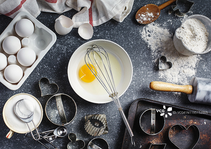 烘焙原料和厨房用品：厨具、面粉、鸡蛋、糖图片素材