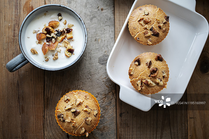 自制核桃纸杯蛋糕与酸奶图片素材