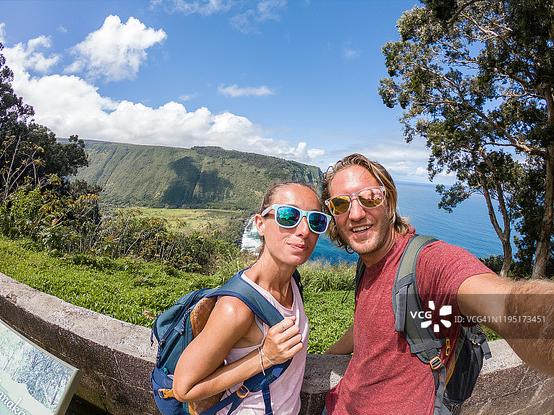 幸福夫妇在夏威夷徒步旅行时自拍图片素材