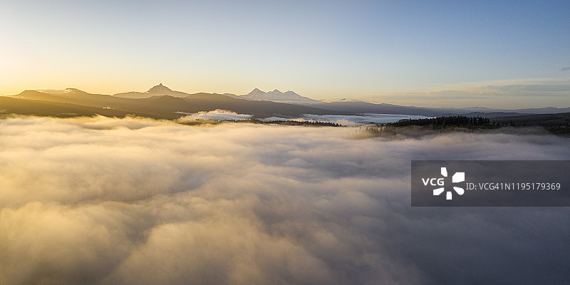 俄勒冈州喀斯喀特山脉的华盛顿山和三姐妹峰图片素材