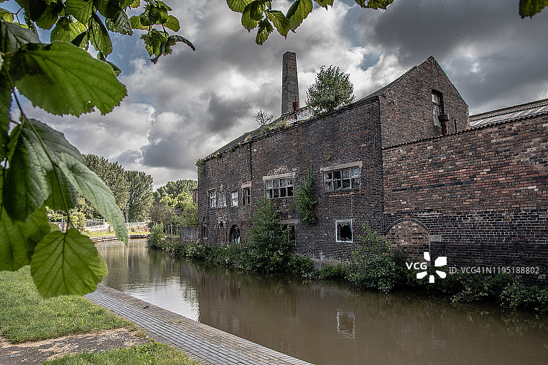 运河边的废弃建筑图片素材