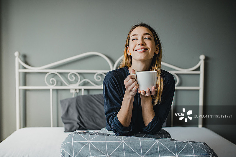 伴着咖啡醒来图片素材