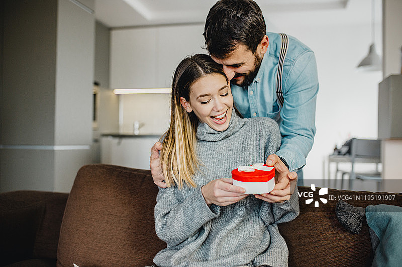 年轻情侣拿着礼物图片素材