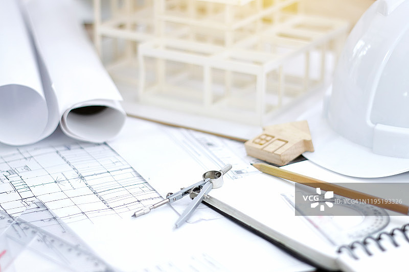 建筑师的办公场所：建筑平面图、技术项目图纸、工程工具图片素材