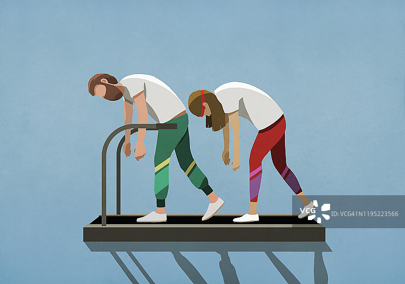 疲惫的夫妇在跑步机上行走图片素材