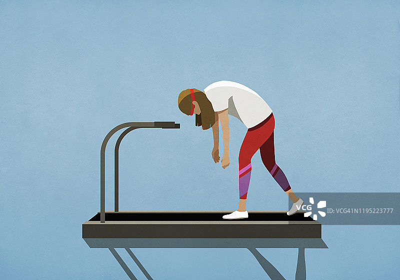 疲惫的女人在跑步机上行走图片素材