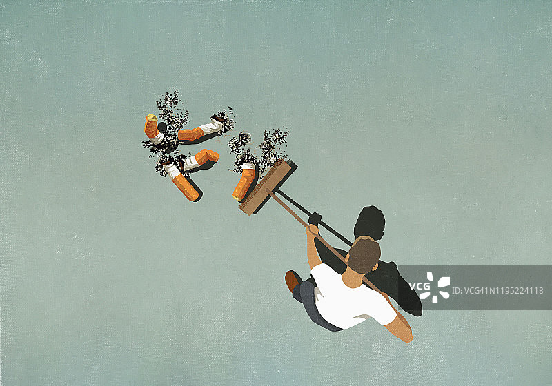 用扫帚清扫大烟头的男人图片素材