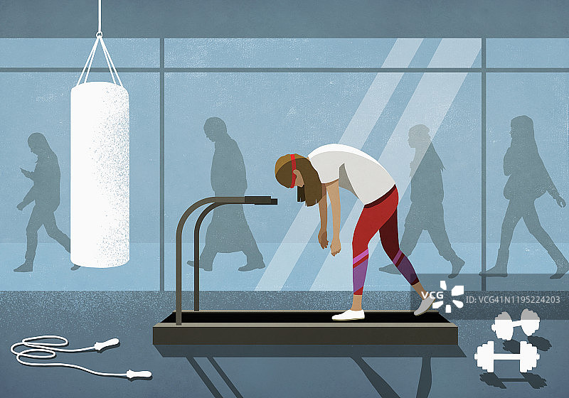 商务人士走在跑步机上疲惫的女人身后图片素材