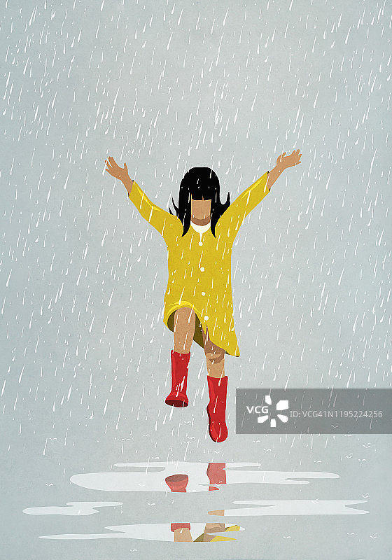 无忧无虑的女孩在雨水坑里跳跃图片素材