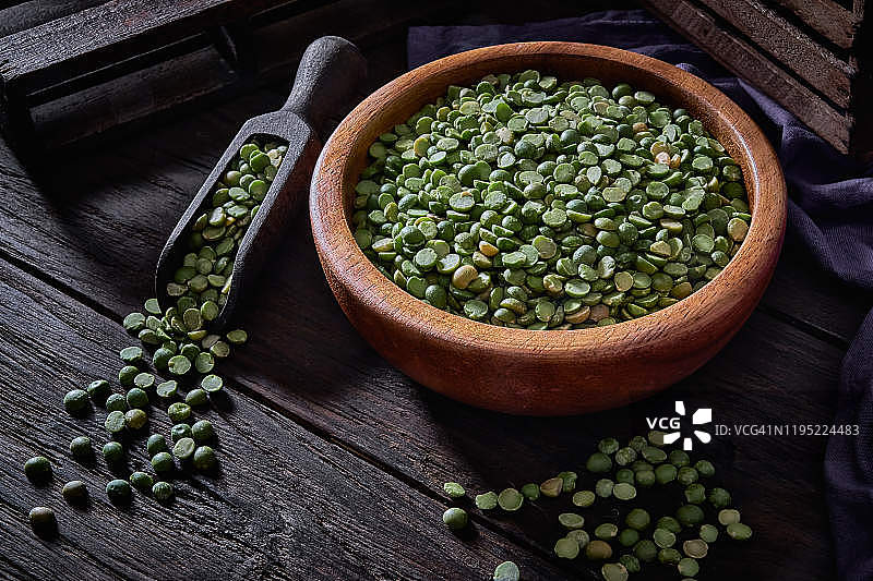 木罐中青豌豆的低调特写图片素材