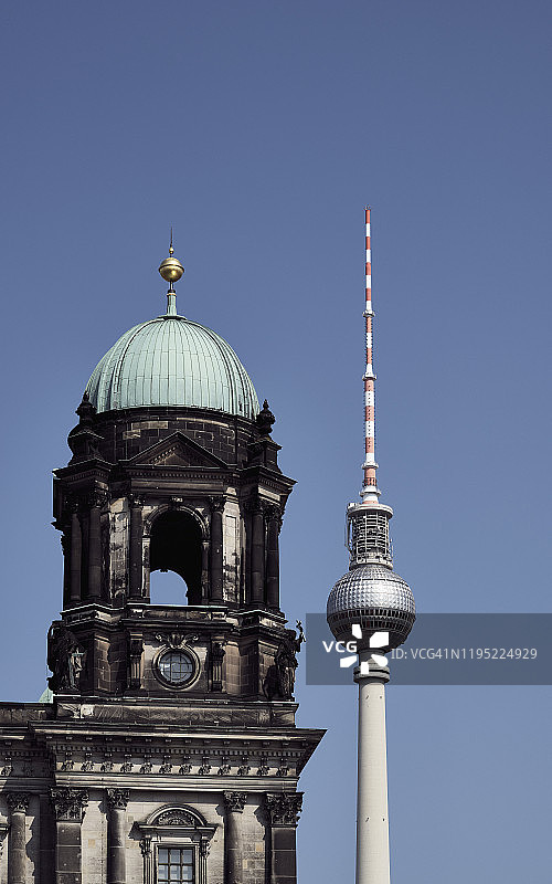 阳光明媚的蓝天下柏林电视塔和大教堂图片素材