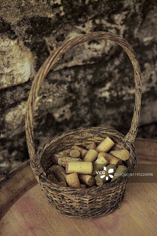 乡村篮子里的红酒塞在小桶上图片素材