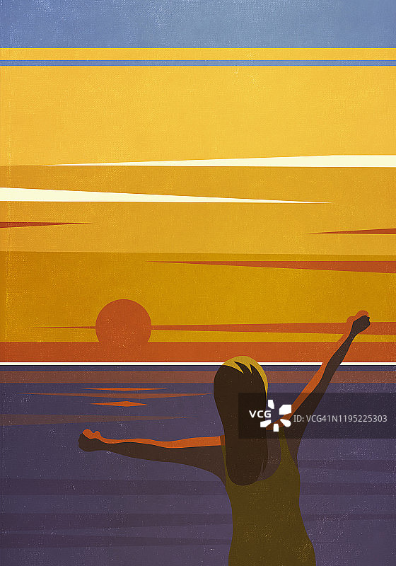 张开双臂欣赏海洋日落景色的快乐女人图片素材