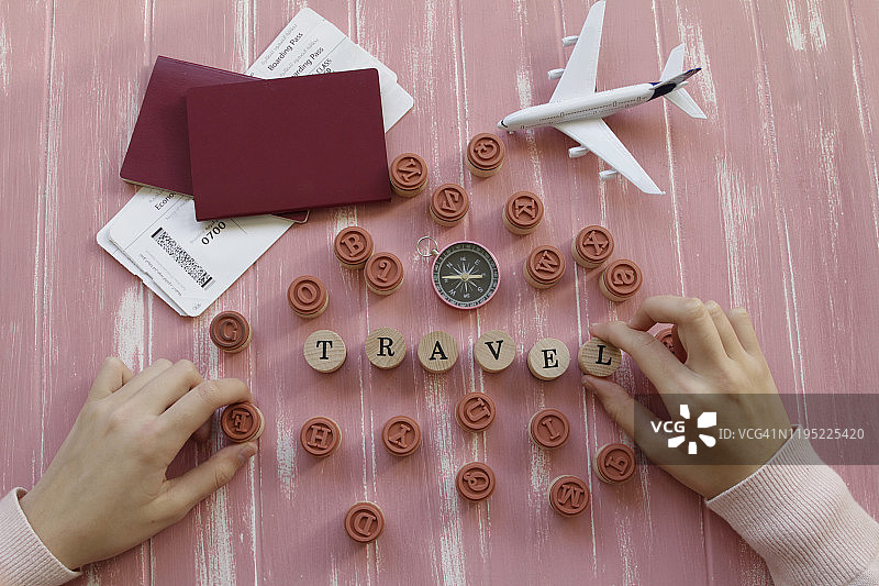 旅行概念：用印章拼出“TRAVEL”的女性图片素材