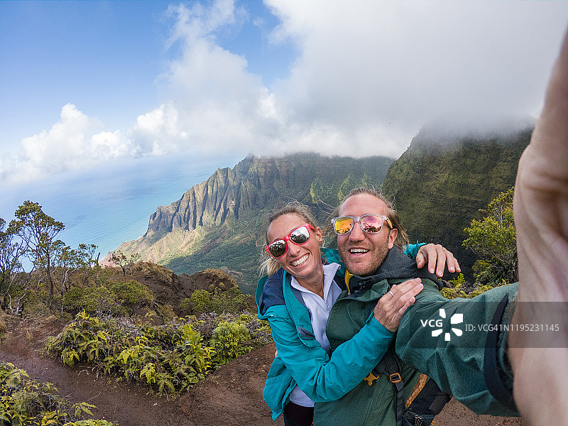 情侣在夏威夷徒步旅行自拍图片素材