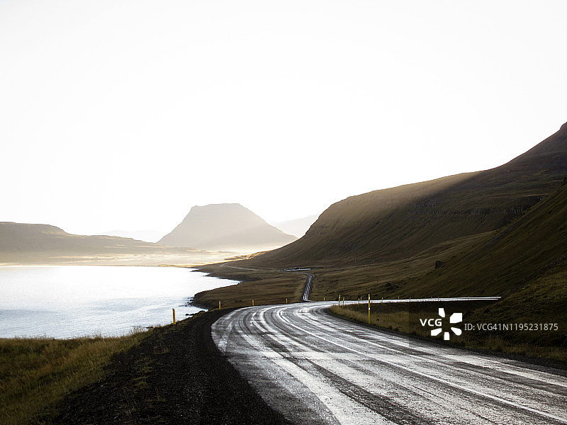 冰岛西部格伦达菲厄泽的沿海公路图片素材
