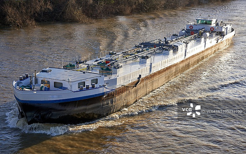 塞纳河上的工业驳船图片素材