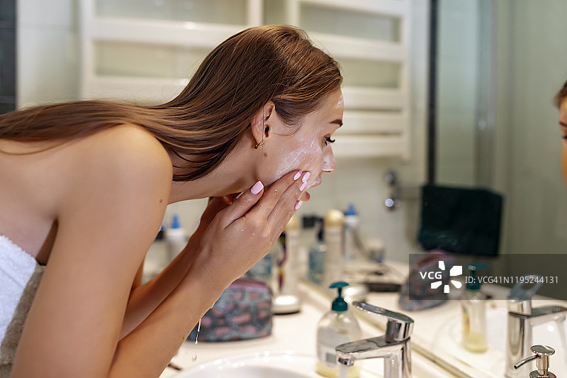 年轻女人在家做面部护理图片素材