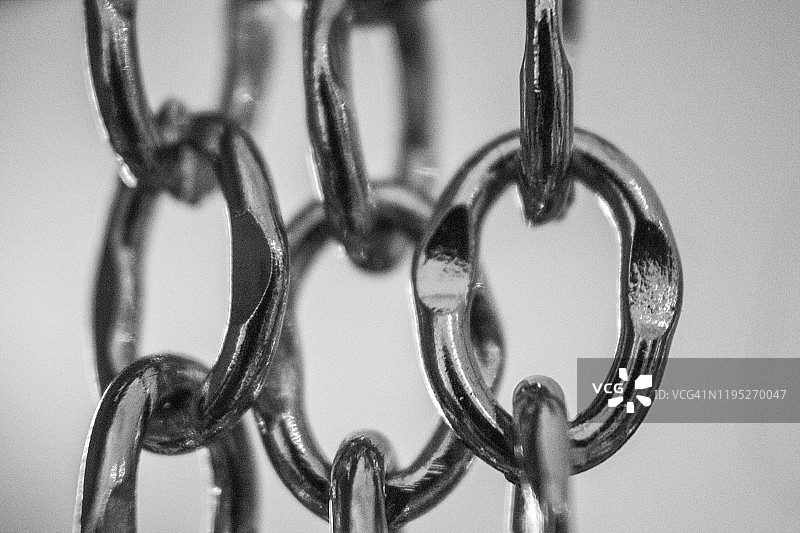 一排三个悬挂的银链环图片素材