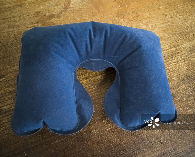 蓝色U形旅行颈枕图片素材