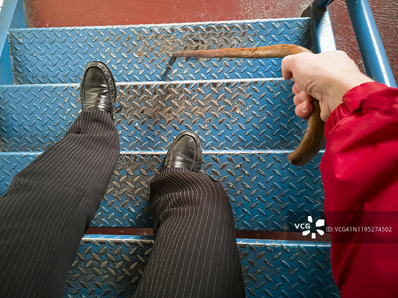 拄着拐杖下楼的残疾老人图片素材