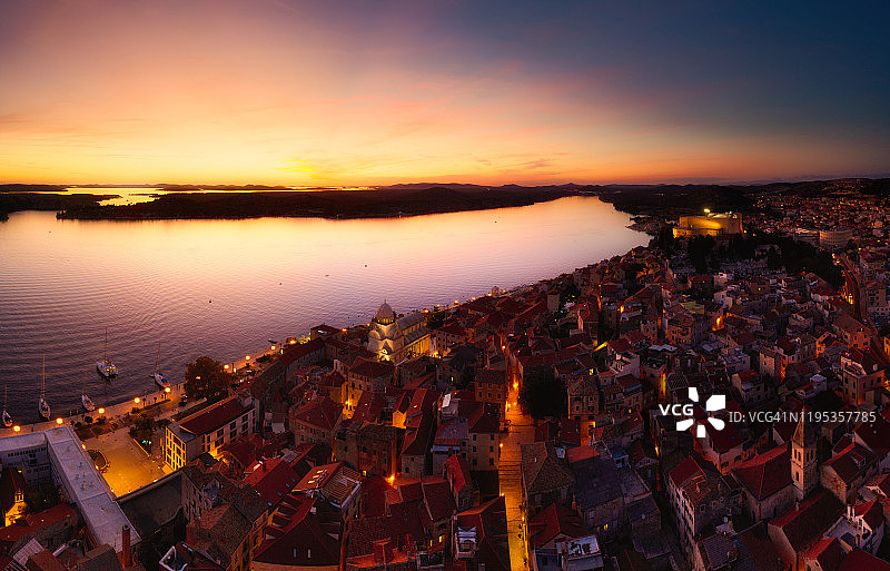 克罗地亚希贝尼克联合国教科文组织小镇建筑和海岸线的航拍无人机日出场景图片素材