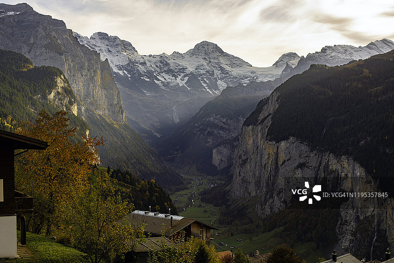 秋季劳特布龙嫩山谷，文根观布莱特峰（3782米）和钦格尔峰（3557米）图片素材