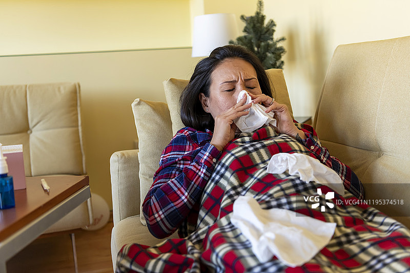 在家患流感的女人图片素材